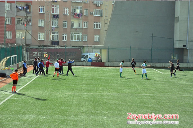 
Türkiye Bölgesel Amatör Lig 9.Grup'un 20. Hafta mücadelesinde kendi evinde Bilecik takımlarından Bozöyük Vitra Spor ile karşı karşıya gelen İfa Sporumuz Himi Cem ve Erdi?nin kaydettiği gollerle 3 puanın sahibi oldu.
