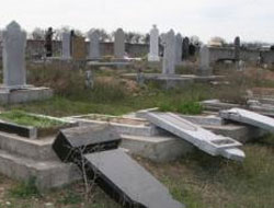 Kırım'da Müslüman Mezarlığına Yine Saldırı