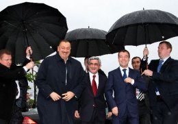 Aliyev, Sarkisyan ve Medvedev Üçlü Görüşme Yaptı