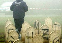 Müslüman Mezarlığına Irkçı Saldırı