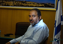 Lieberman: Mursi'yi İsrail'e Bekliyoruz
