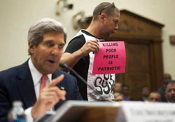 Kerry'ye Büyük Protesto (Foto)