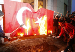 Türk Bayrağını Yaktılar!