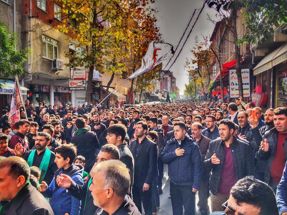 Temsili Erbain Yürüyüşünde Halkalı Sokakları İmam Hüseyn (as) Aşıklarıyla Doldu Taştı (Foto)