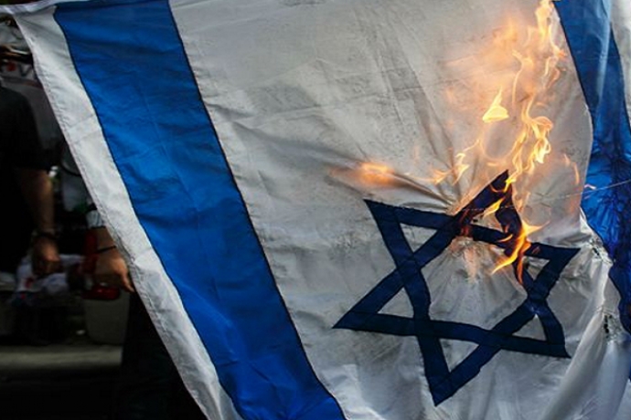 İşgal Altındaki Filistin Topraklarında Irkçı İsrail Bayrağı Ateşe Verildi