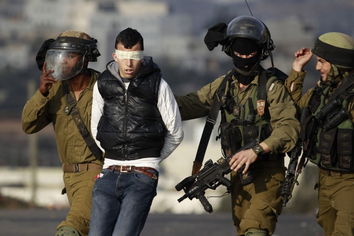 İşgalci İsrail Askerleri Onlarca Filistinliyi Tutukladı