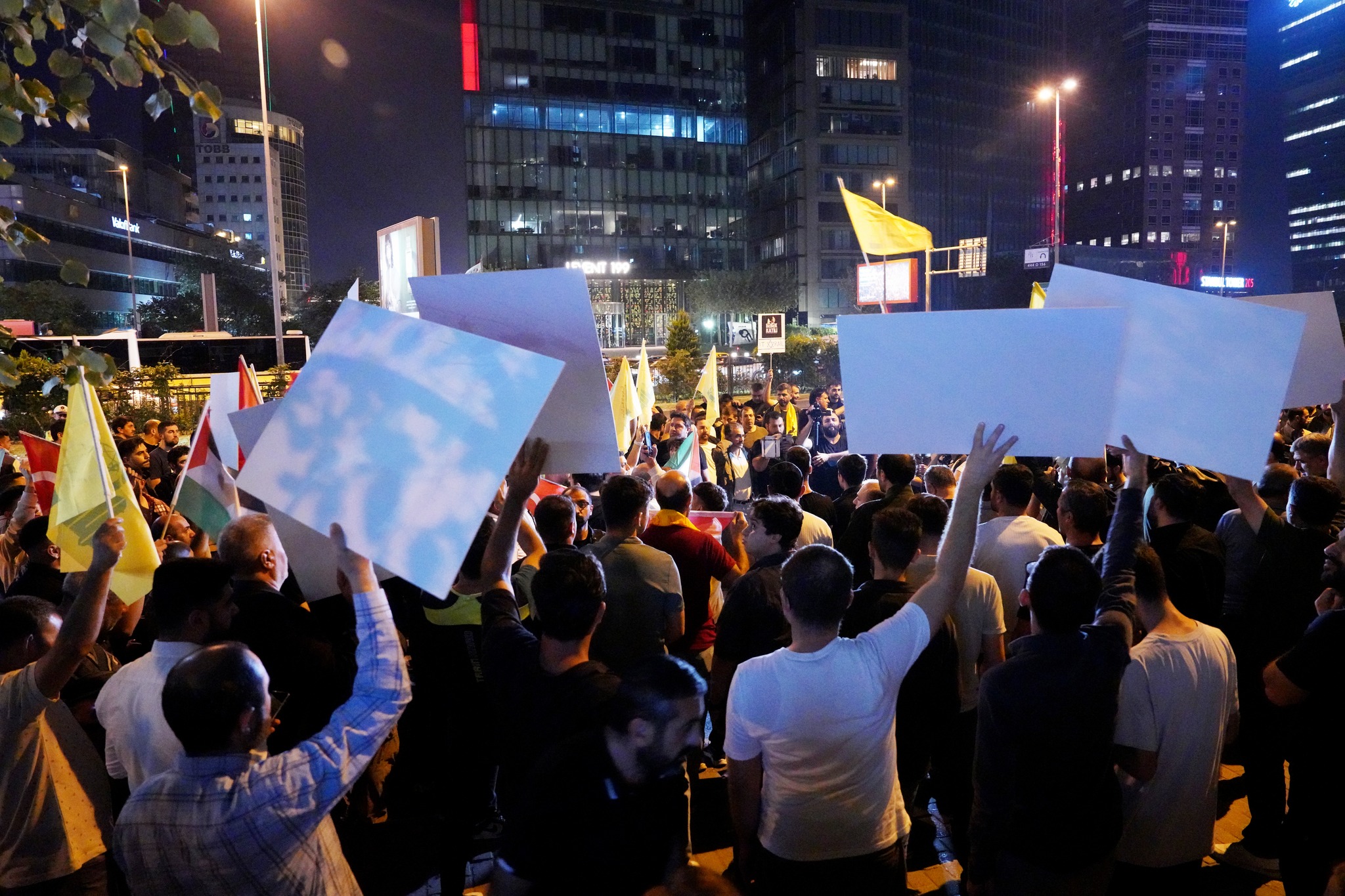 Nasrallah’a Yapılan Alçak Saldırı İstanbul’da Protesto Edildi