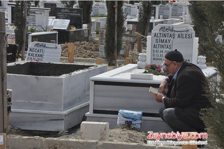 Azeri-Caferi kültüründe Nevruz Bayramı'nı kutlamadan önce ''Ölü Bayramı'' yapılmakta ve ölüler için yapılan bu hayır bayramına Nevruz Bayramı kadar önem verilmektedir.