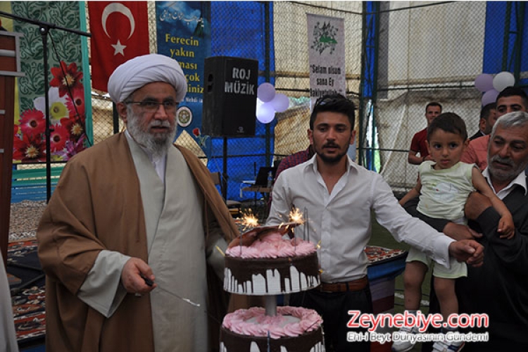Tuzluca Al-i Aba Derneğiyle Uluslararası El Mustafa Üniversitesi Türkiye Temsilciliğinin birlikte organize ettiği, İmam Mehdi?nin 1181. doğum yıldönümü münasebetiyle düzenlenen 4. Uluslararası İmam Mehdi 'yi anma ve kutlama programı büyük coşkuya sahne oldu.