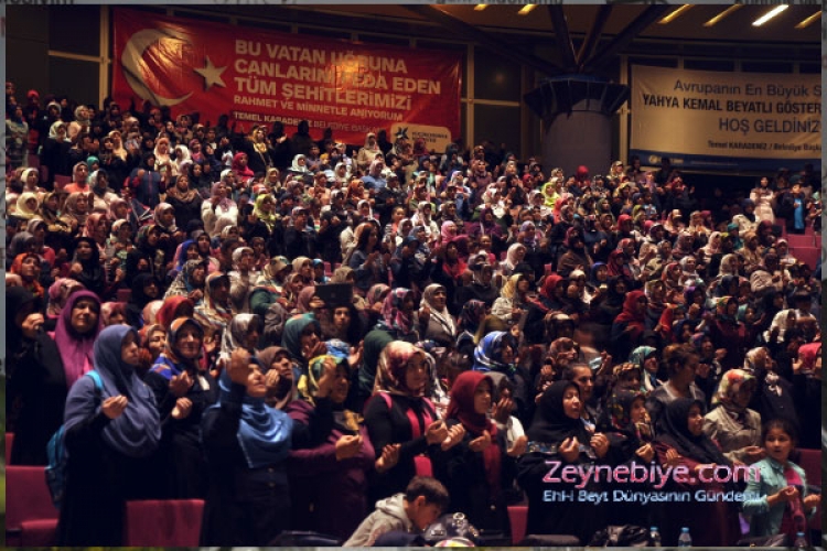 Caferider tarafından Yahya Kemal Beyatlı Gösteri Merkezi?nde düzenlenen İmam Mehdi?nin viladet programına binlerce kişi katılınca, salonda yer sıkıntısı yaşandı.