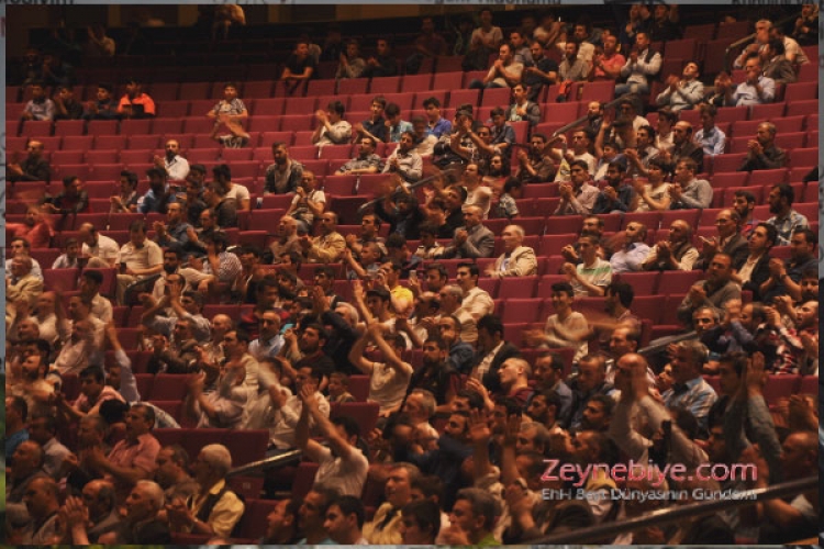 Caferider tarafından Yahya Kemal Beyatlı Gösteri Merkezi?nde düzenlenen İmam Mehdi?nin viladet programına binlerce kişi katılınca, salonda yer sıkıntısı yaşandı.