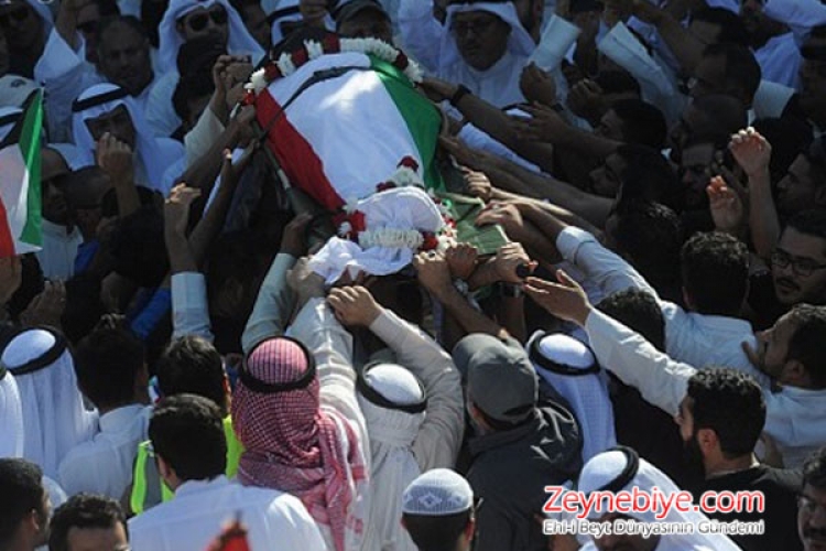 Geçtiğimiz günlerde terör saldırısı sonucu camide şehit olan 28 Kuveytli Müslüman için cenaze töreni düzenlendi.