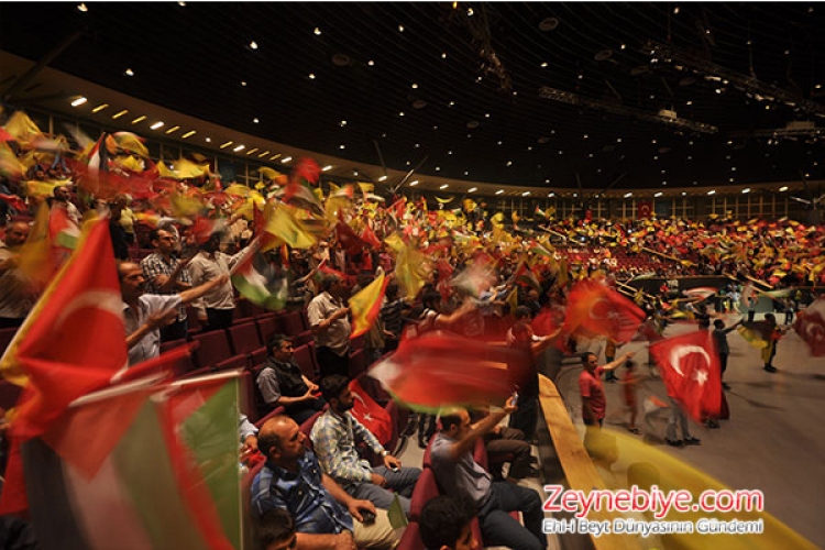 Dünya Kudüs Günü'nde ülkemizdeki kutlamaların en görkemlisi İstanbul Halkalı Yahya Kemal Beyatlı Gösteri Merkezi?nde büyük bir coşku ve katılım ile gerçekleşti.
