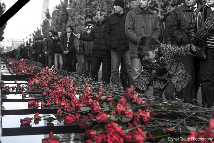 20 Yanvar (Ocak) Azerbaycan tarihinin kanlı bir o kadar da şanlı sayfalarından biri. Sovyet Kızıl Ordu'sunun giriştiği katliamda şehitlerin kanı, Azerbaycan'da bağımsızlık ateşini ebediyete kadar tutuşturmuş oldu.