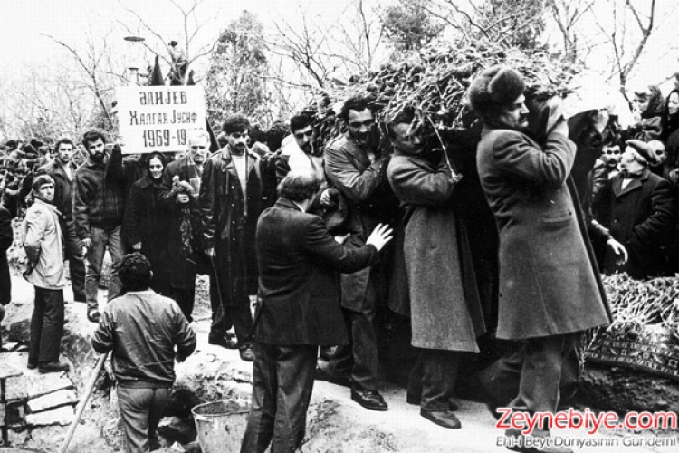 20 Yanvar (Ocak) Azerbaycan tarihinin kanlı bir o kadar da şanlı sayfalarından biri. Sovyet Kızıl Ordu'sunun giriştiği katliamda şehitlerin kanı, Azerbaycan'da bağımsızlık ateşini ebediyete kadar tutuşturmuş oldu.