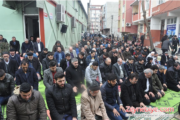 Zeynebiye Cami?nde kılınan Cuma namazında olumsuz hava şartlarına rağmen her hafta olduğu gibi bu hafta da izdiham oluştu. Camiye sığmayan yüzlerce kişi namazını dışarıda kıldı.