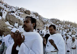Suudi Vahabiler Ziyaretçilerin Dua Kitaplarını Yırtıyorlar!