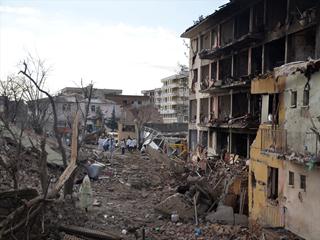 Diyarbakır'da Emniyete Bombalı Saldırı!