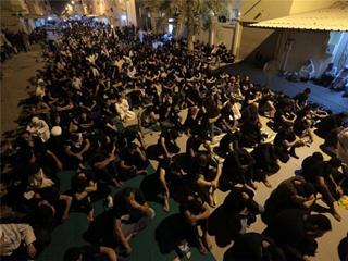 Zalim Bahreyn Rejiminin Baskılarına Rağmen Halk Ayetullah İsa Kasım'ın Evini Terk Etmiyor