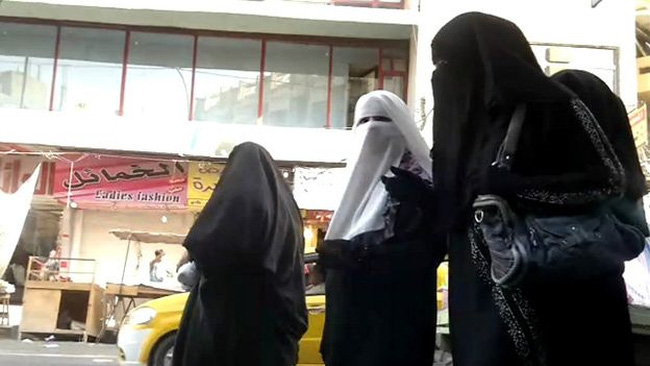 IŞİDli Kadınlar Musul'da Çocuklarını Siper Edip Çatışıyorlar
