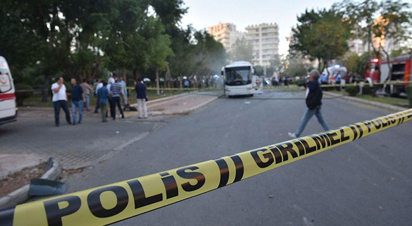 Mersin'de polis servis aracına bombalı saldırı