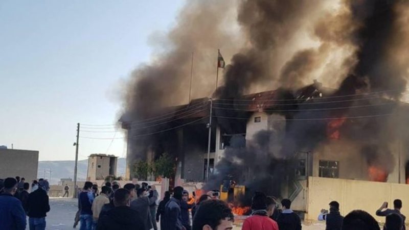 Süleymaniye'de Protesto: Barzani'nin Ofisi Ateşe Verildi