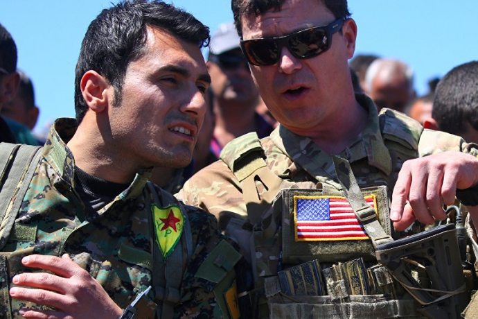 Pentagon Himayesinde Öcalan Görselli YPG Devriyesi