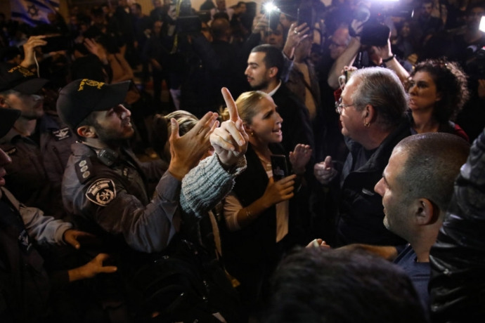 Tel Aviv'de Göstericiler Netanyahu'yu İstifaya Çağırdı